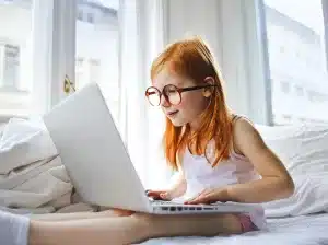 Bambini che imparano informatica con Scratch